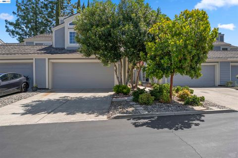Photo of 235 Northwood Cmns, Livermore, CA 94551 (MLS # 41132727)