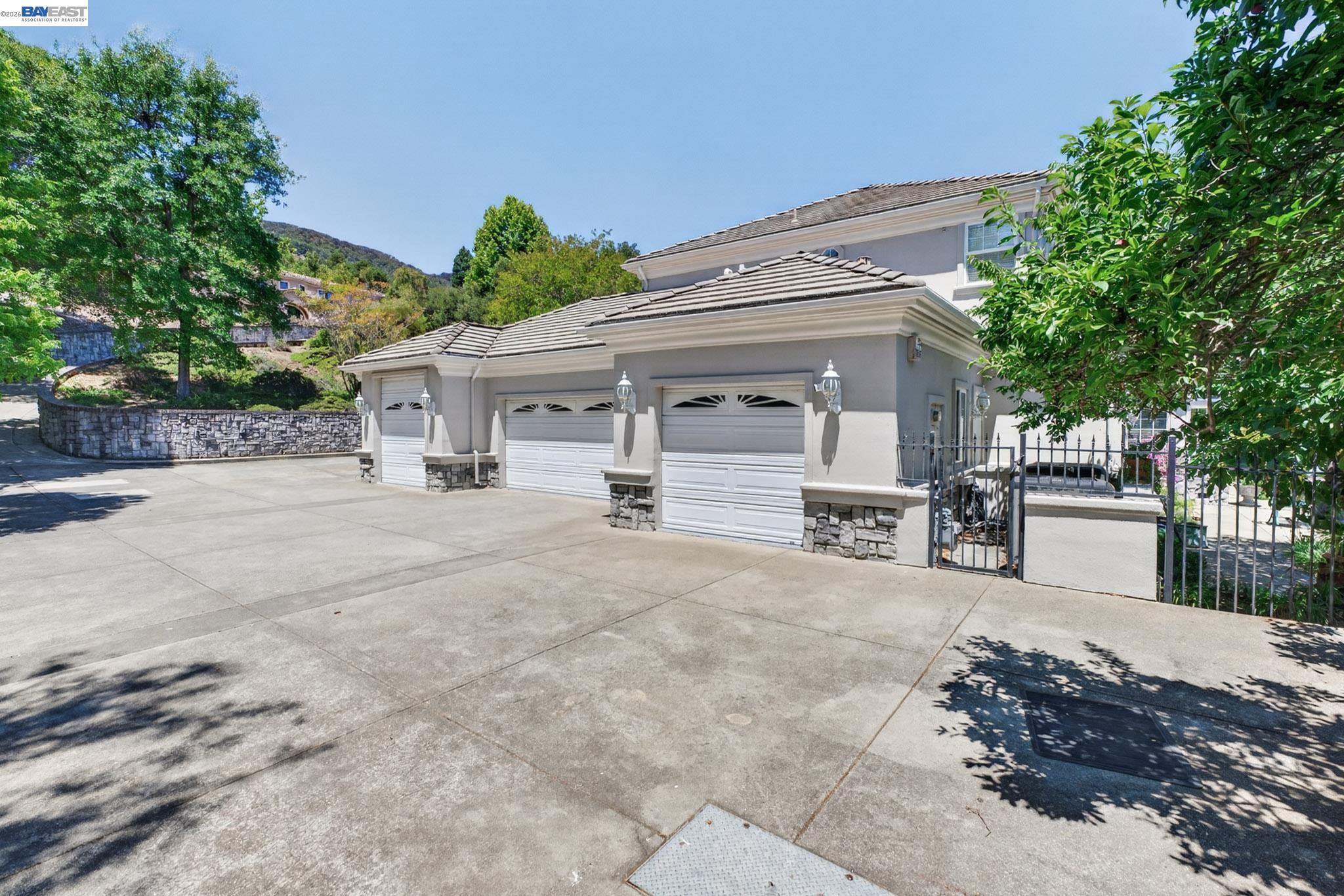 8016 Golden Eagle Way