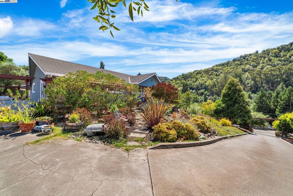 Photo of 26928 Palomares Rd, Castro Valley, CA 94552 (MLS # 41113706)