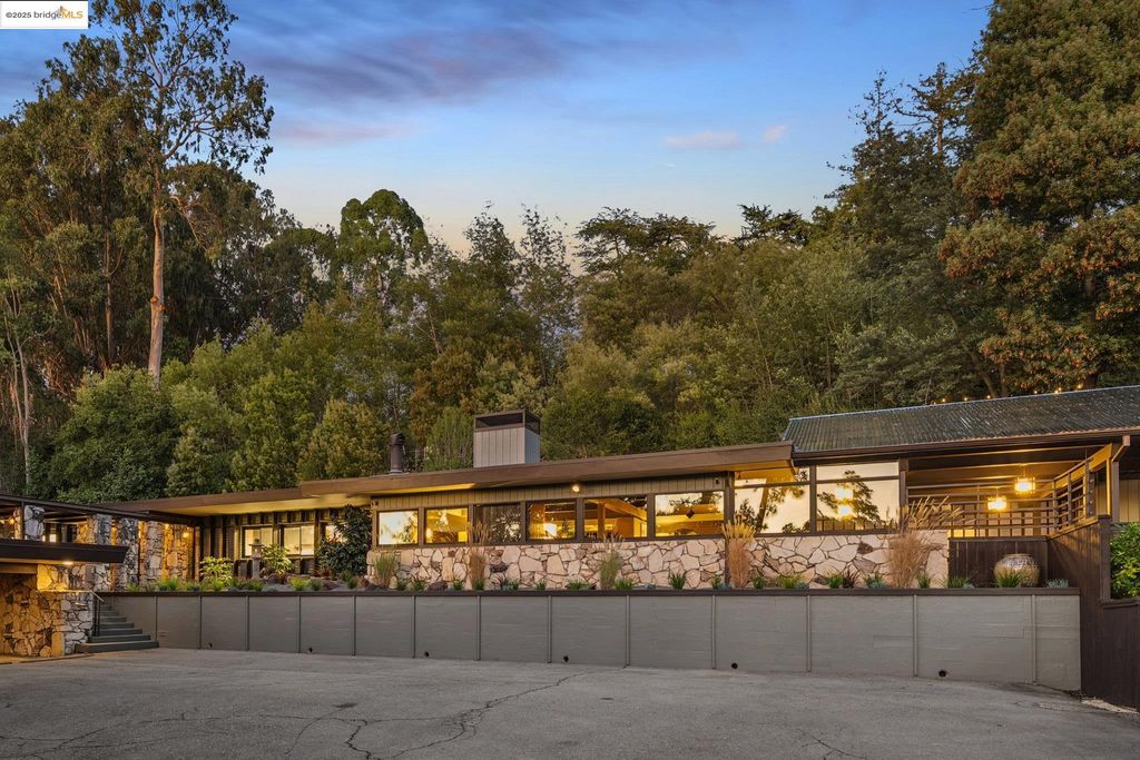 Photo of 9034 Mcgurrin Rd, Oakland, CA 94605 (MLS # 41116214)