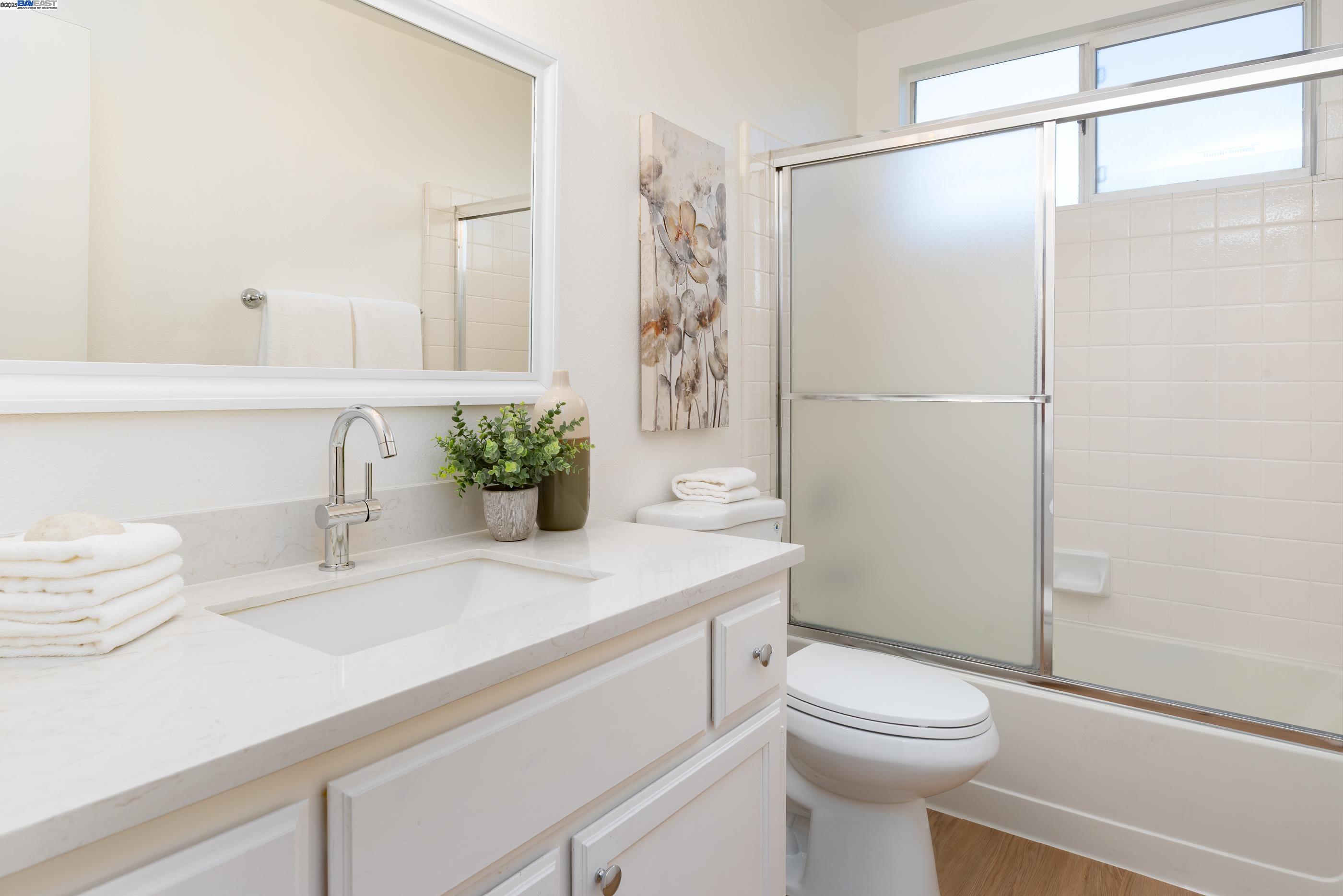 Castro Valley, California 94546, United States, 4 Bedrooms Bedrooms, ,3 BathroomsBathrooms,Residential,Pending,126405