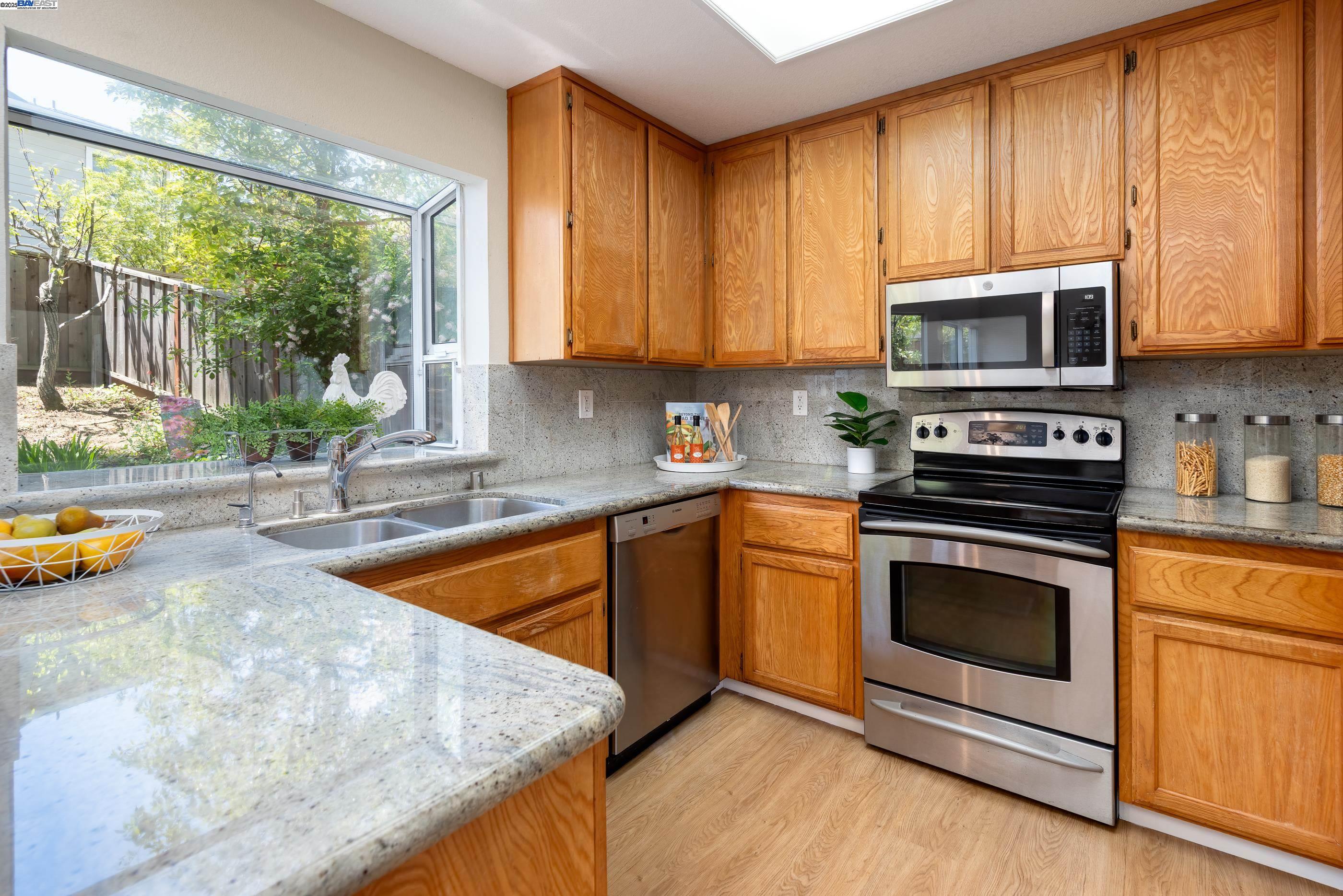 Castro Valley, California 94546, United States, 4 Bedrooms Bedrooms, ,3 BathroomsBathrooms,Residential,Pending,126405