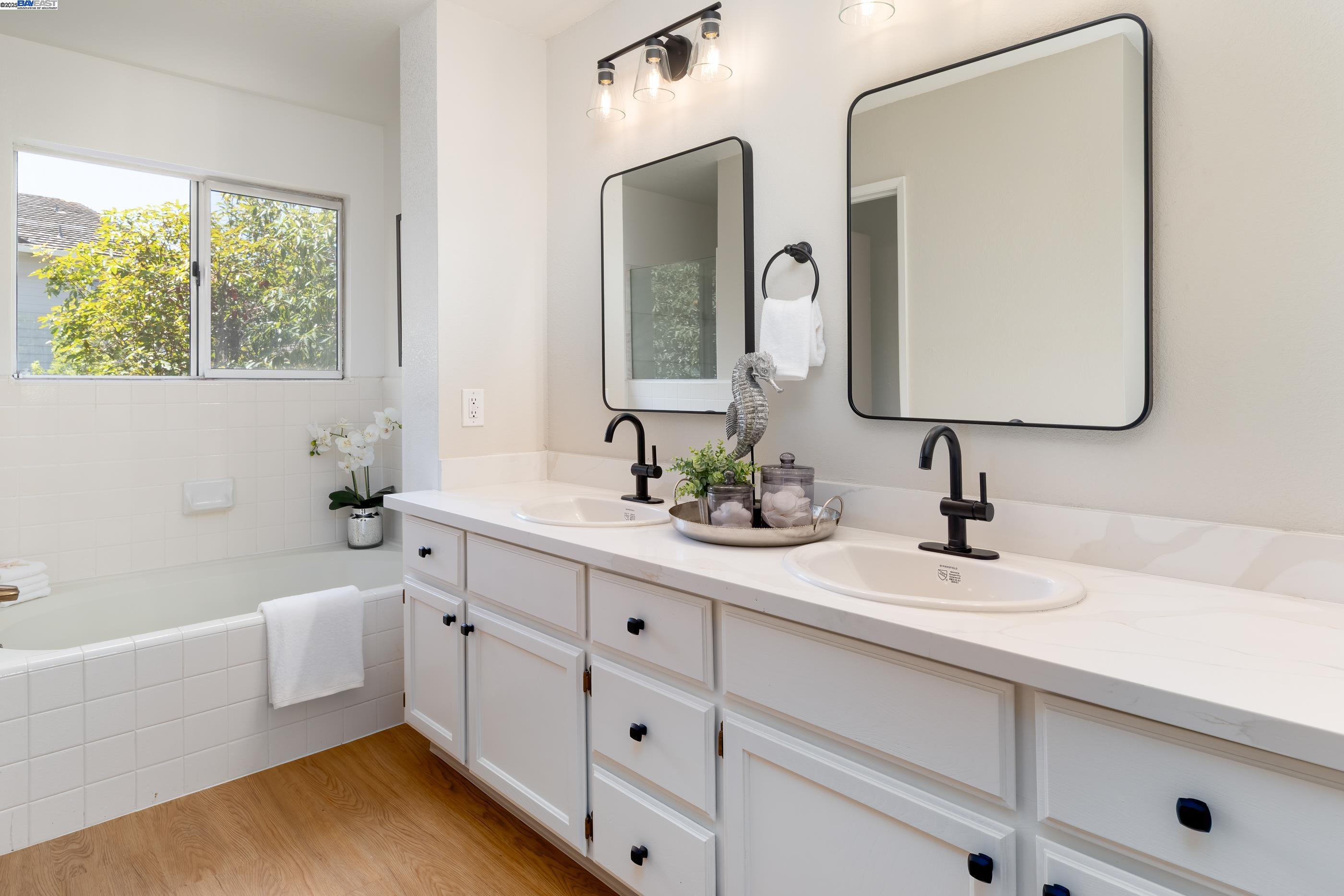 Castro Valley, California 94546, United States, 4 Bedrooms Bedrooms, ,3 BathroomsBathrooms,Residential,Pending,126405