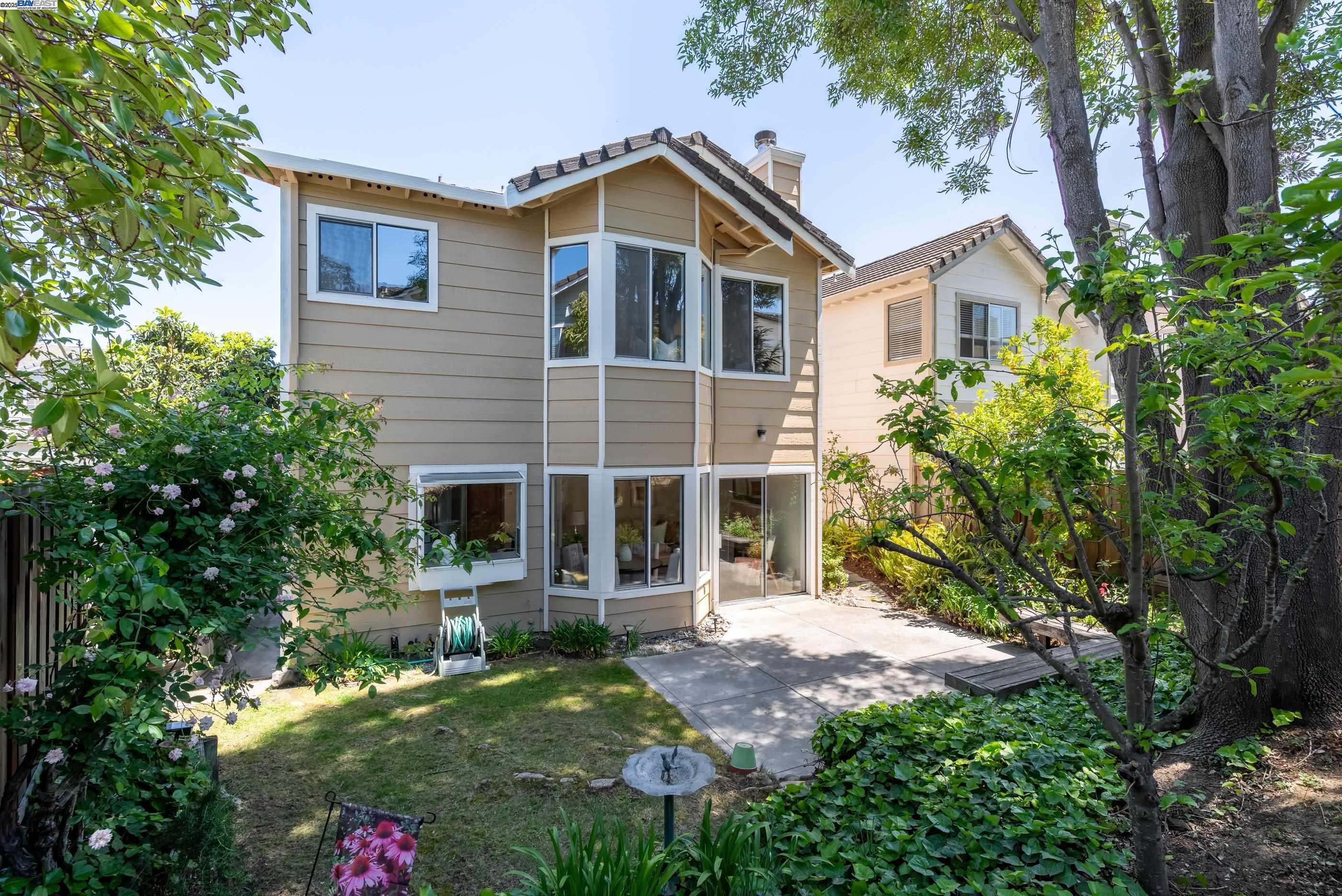 Castro Valley, California 94546, United States, 4 Bedrooms Bedrooms, ,3 BathroomsBathrooms,Residential,Pending,126405