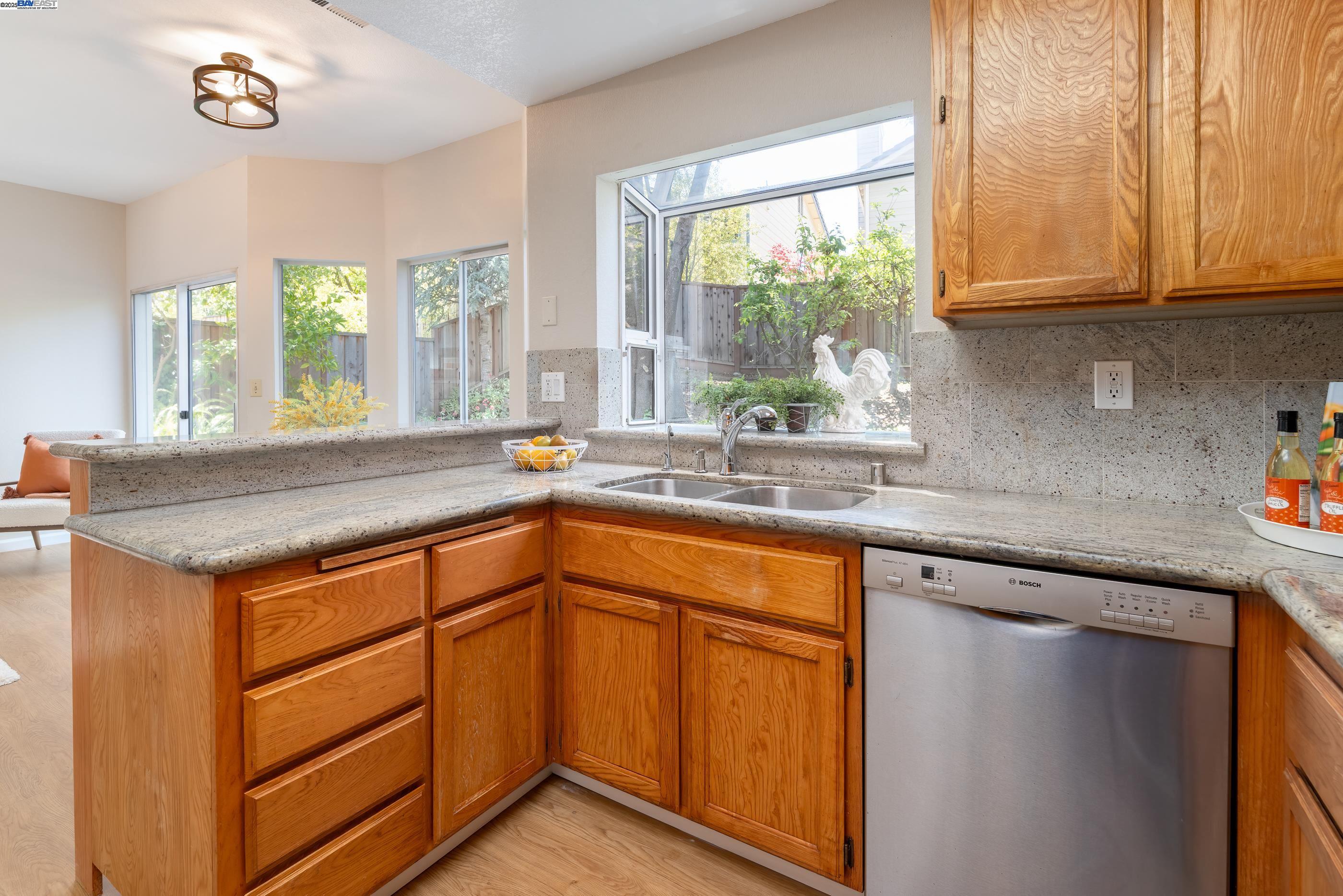 Castro Valley, California 94546, United States, 4 Bedrooms Bedrooms, ,3 BathroomsBathrooms,Residential,Pending,126405