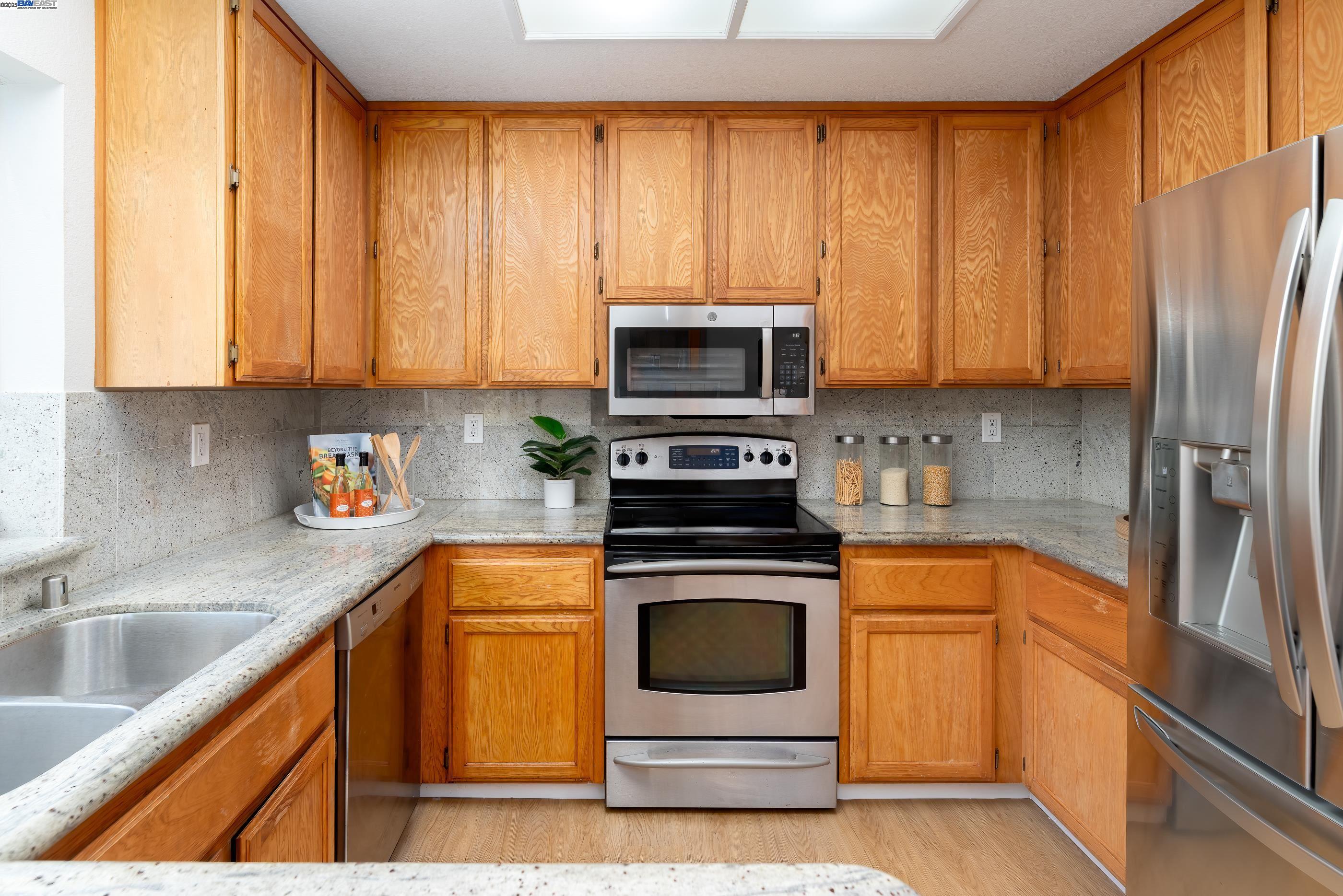 Castro Valley, California 94546, United States, 4 Bedrooms Bedrooms, ,3 BathroomsBathrooms,Residential,Pending,126405