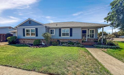Photo of 1815 Pine St, Livermore, CA 94551 (MLS # 41124570)