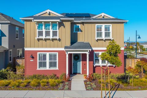 Photo of 239 Bungalow Court, Marina, CA 93933 (MLS # ML82029360)