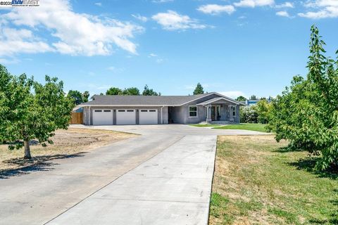 8540 W Bates Ct Tracy CA 95304