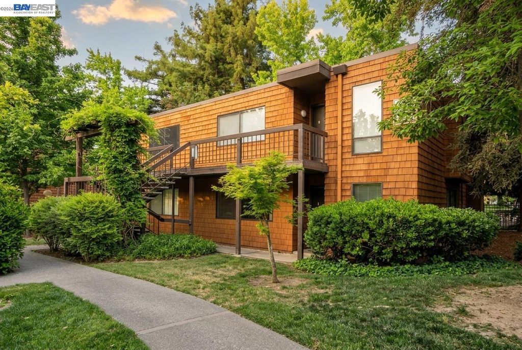 Photo of 796 Woodside Ln #1, Sacramento, CA 95825 (MLS # 41128854)