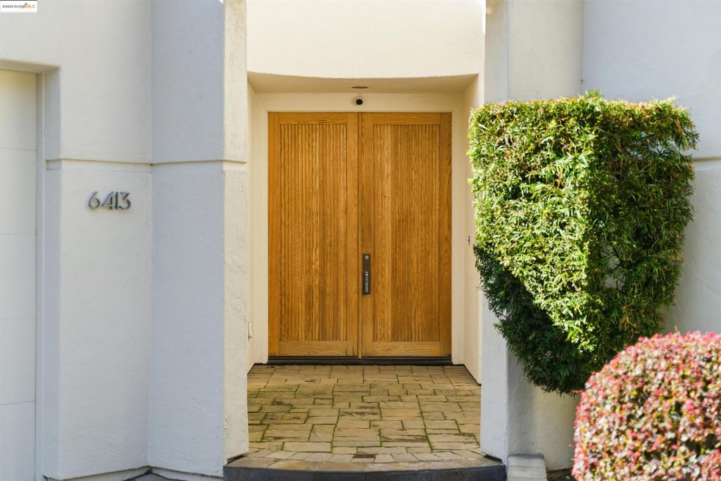 Photo of 6413 Gwin Ct, Oakland, CA 94611 (MLS # 41116301)