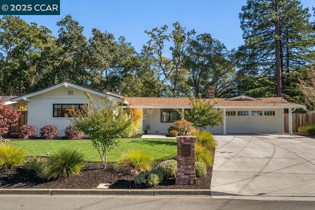 Photo of 24 Brookdale Ct, Lafayette, CA 94549 (MLS # 41116088)