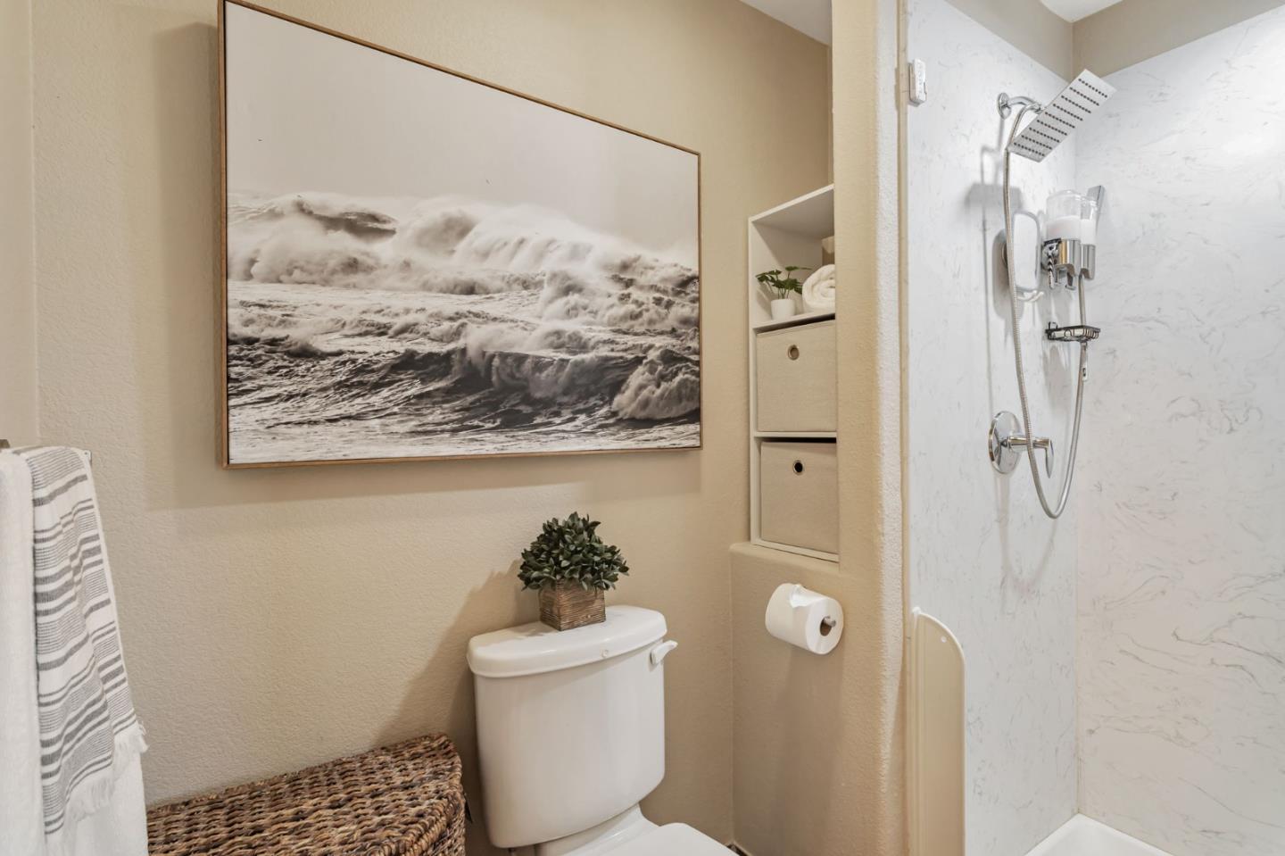 Hollister, California 95023, United States, 4 Bedrooms Bedrooms, ,3 BathroomsBathrooms,Residential,Active,141771