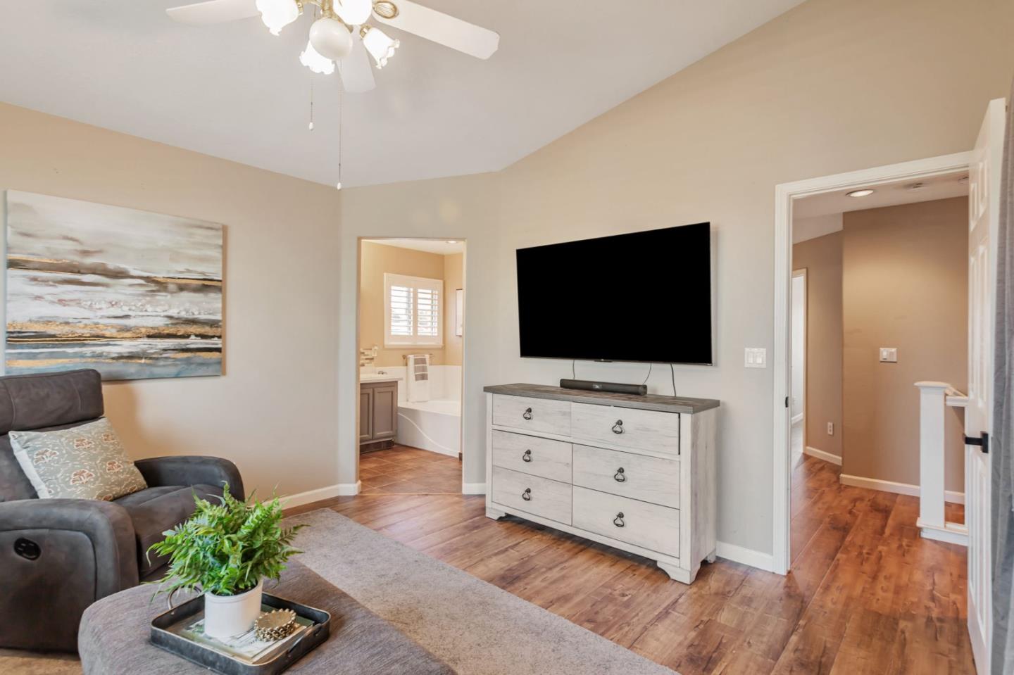 Hollister, California 95023, United States, 4 Bedrooms Bedrooms, ,3 BathroomsBathrooms,Residential,Active,141771