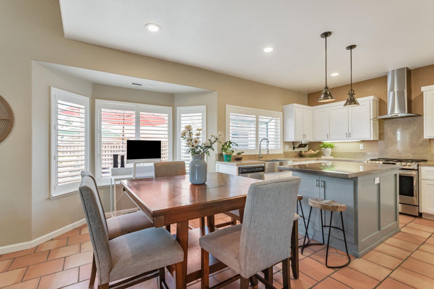 Hollister, California 95023, United States, 4 Bedrooms Bedrooms, ,3 BathroomsBathrooms,Residential,Active,141771