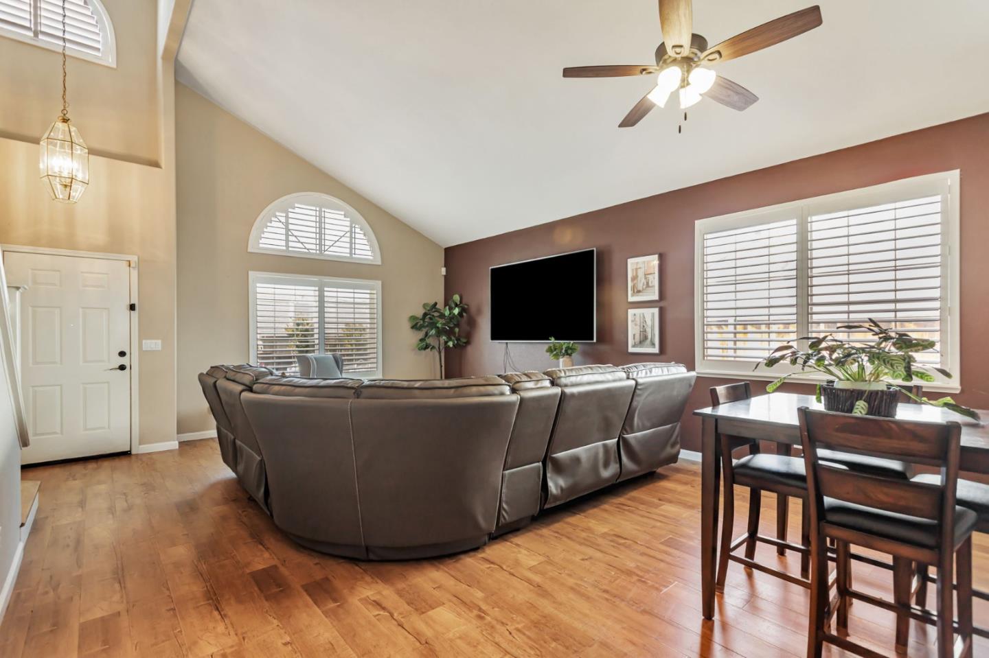 Hollister, California 95023, United States, 4 Bedrooms Bedrooms, ,3 BathroomsBathrooms,Residential,Active,141771