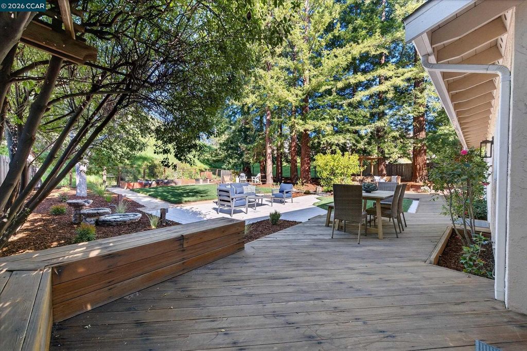 Photo of 1950 Whitecliff Ct, Walnut Creek, CA 94596 (MLS # 41126999)