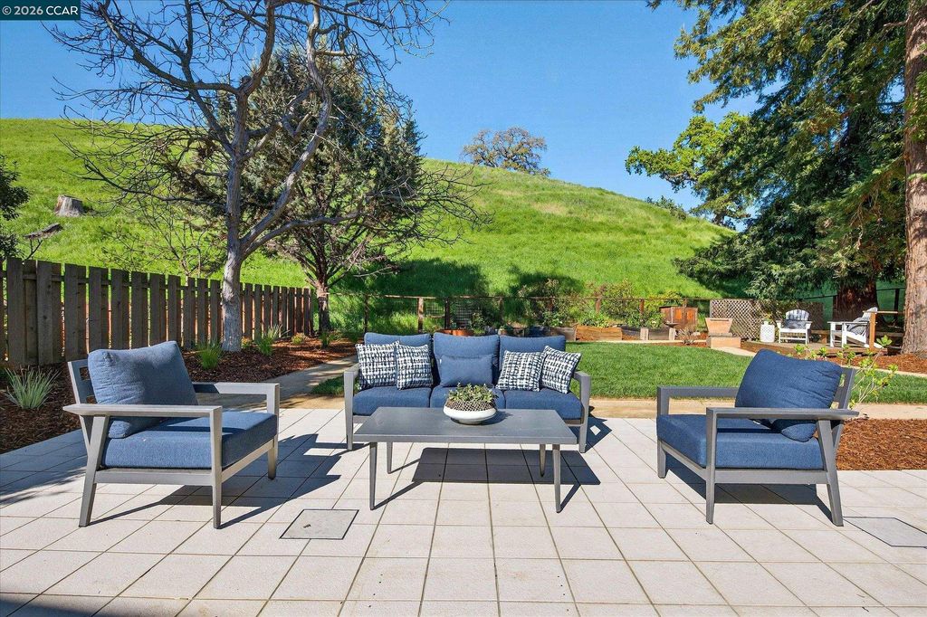 Photo of 1950 Whitecliff Ct, Walnut Creek, CA 94596 (MLS # 41126999)