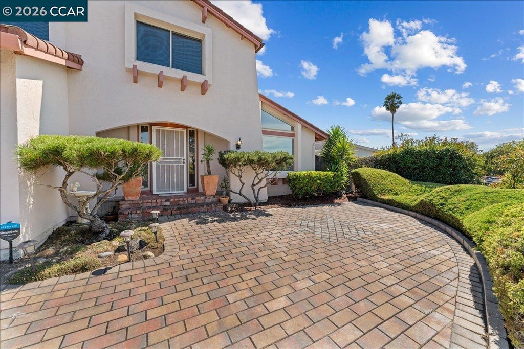Photo of 124 Chestnut Dr, Hercules, CA 94547 (MLS # 41145835)