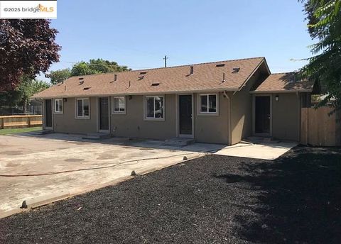 Photo of 1727 N Rhode Island Ave, Stockton, CA 95205 (MLS # 41119586)