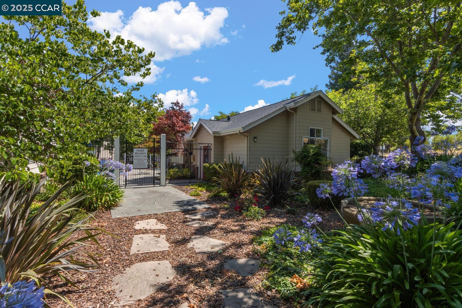 Martinez, California 94553, United States, 2 Bedrooms Bedrooms, ,3 BathroomsBathrooms,Residential,Active,163019