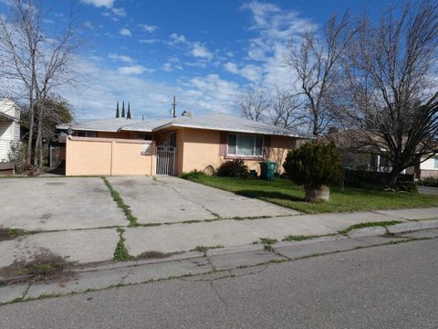 A home in Dos Palos