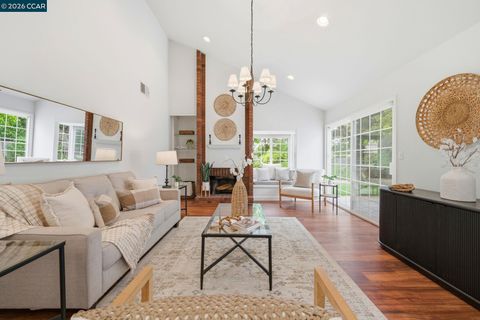 Photo of 370 Scarlet Oak Ct, Pleasant Hill, CA 94523 (MLS # 41132025)