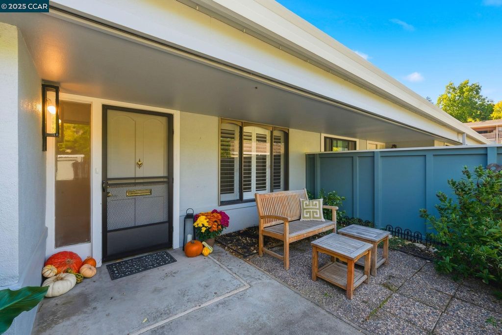 Photo of 2425 Pine Knoll Dr #1, Walnut Creek, CA 94595 (MLS # 41116360)