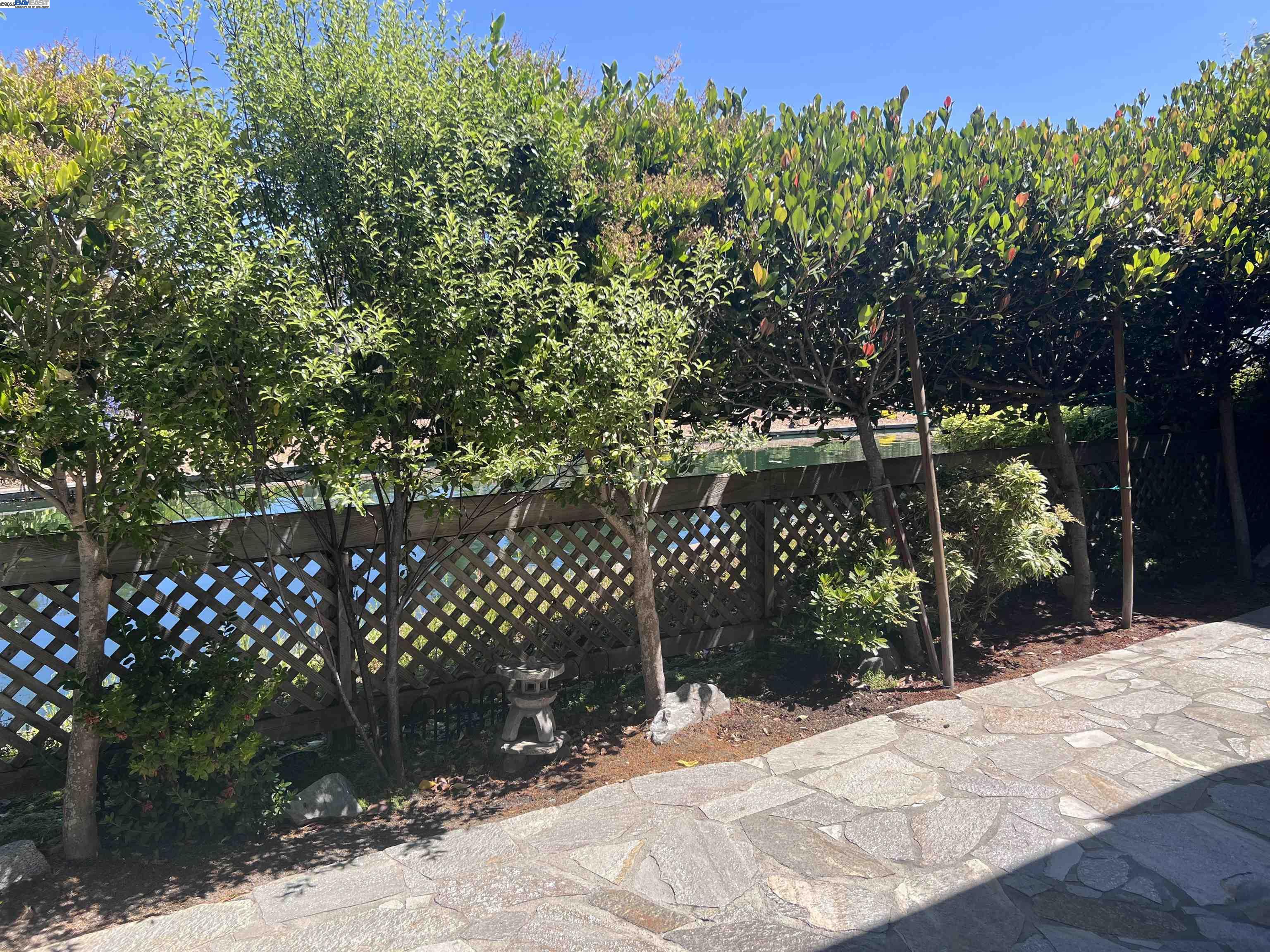 Alameda, California 94501, United States, 2 Bedrooms Bedrooms, ,2 BathroomsBathrooms,Residential,Pending,163728