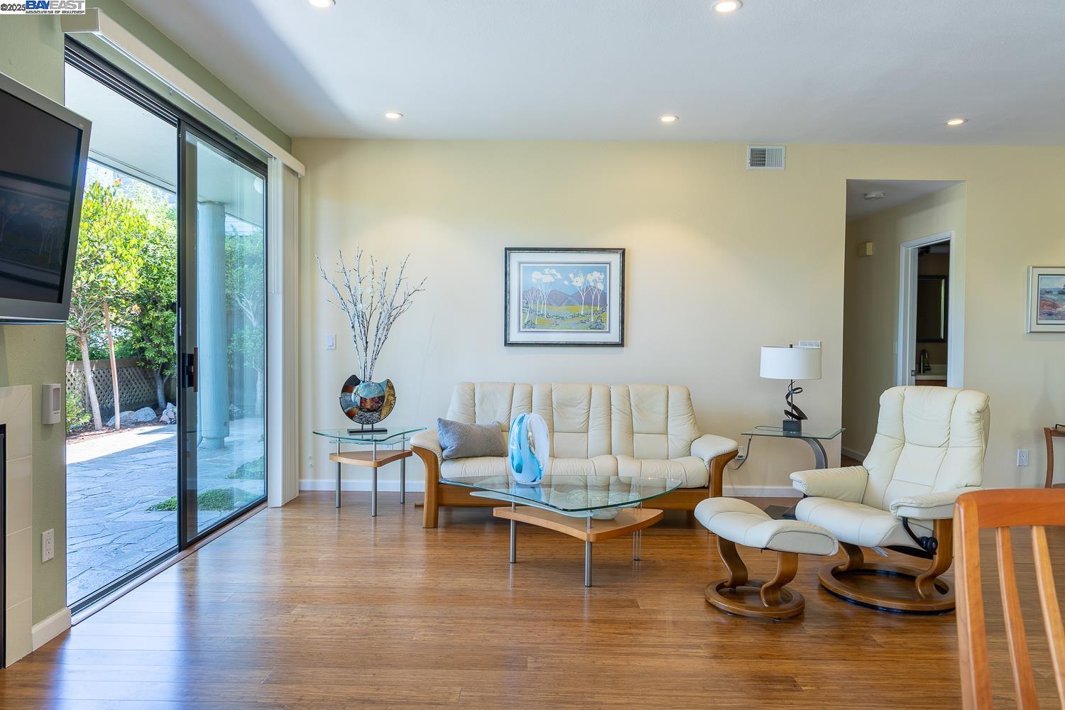 Alameda, California 94501, United States, 2 Bedrooms Bedrooms, ,2 BathroomsBathrooms,Residential,Pending,163728