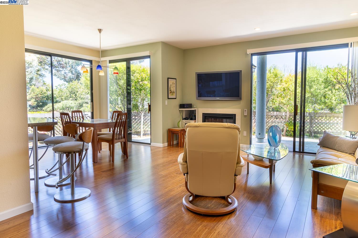 Alameda, California 94501, United States, 2 Bedrooms Bedrooms, ,2 BathroomsBathrooms,Residential,Pending,163728