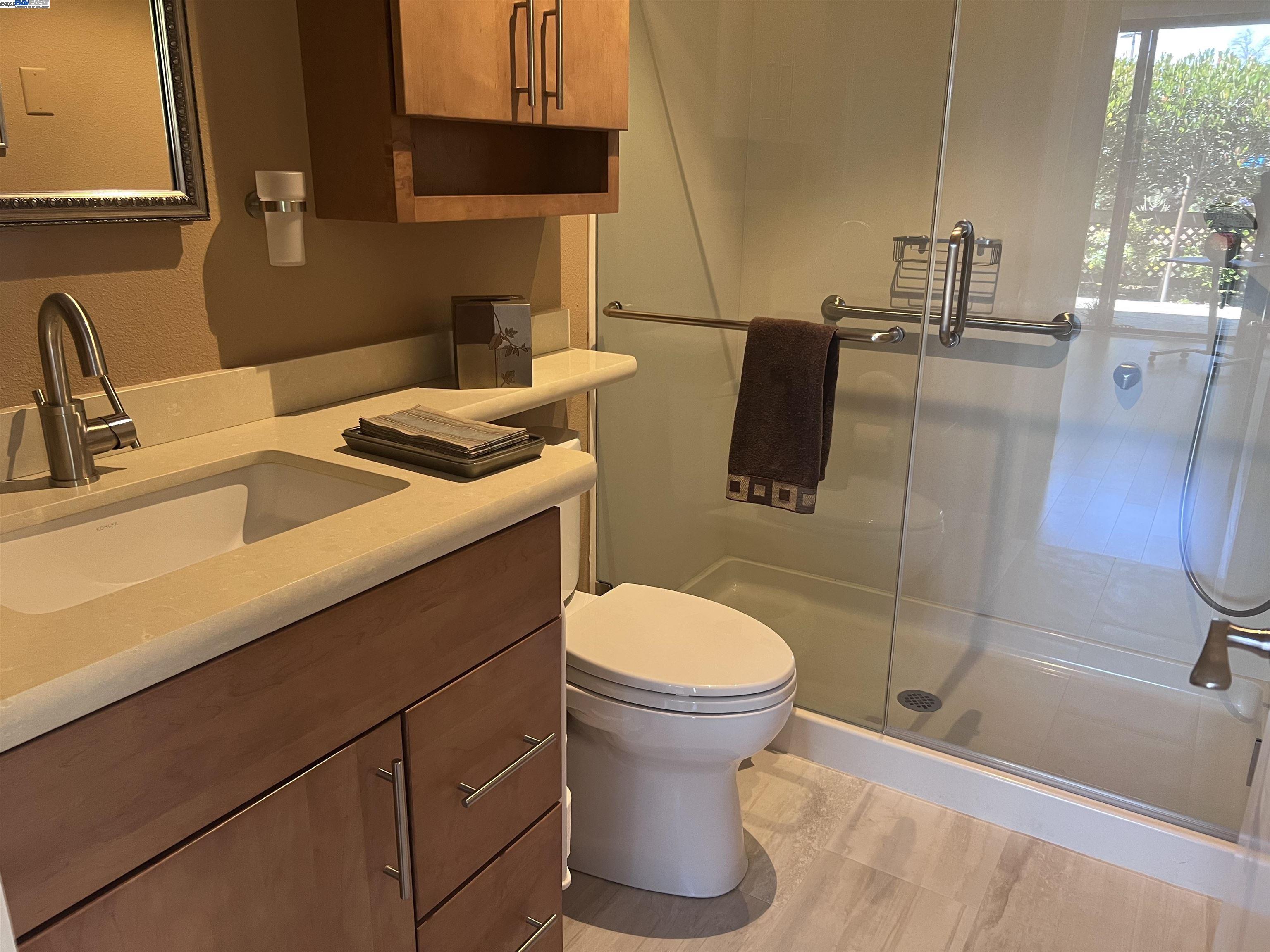 Alameda, California 94501, United States, 2 Bedrooms Bedrooms, ,2 BathroomsBathrooms,Residential,Pending,163728