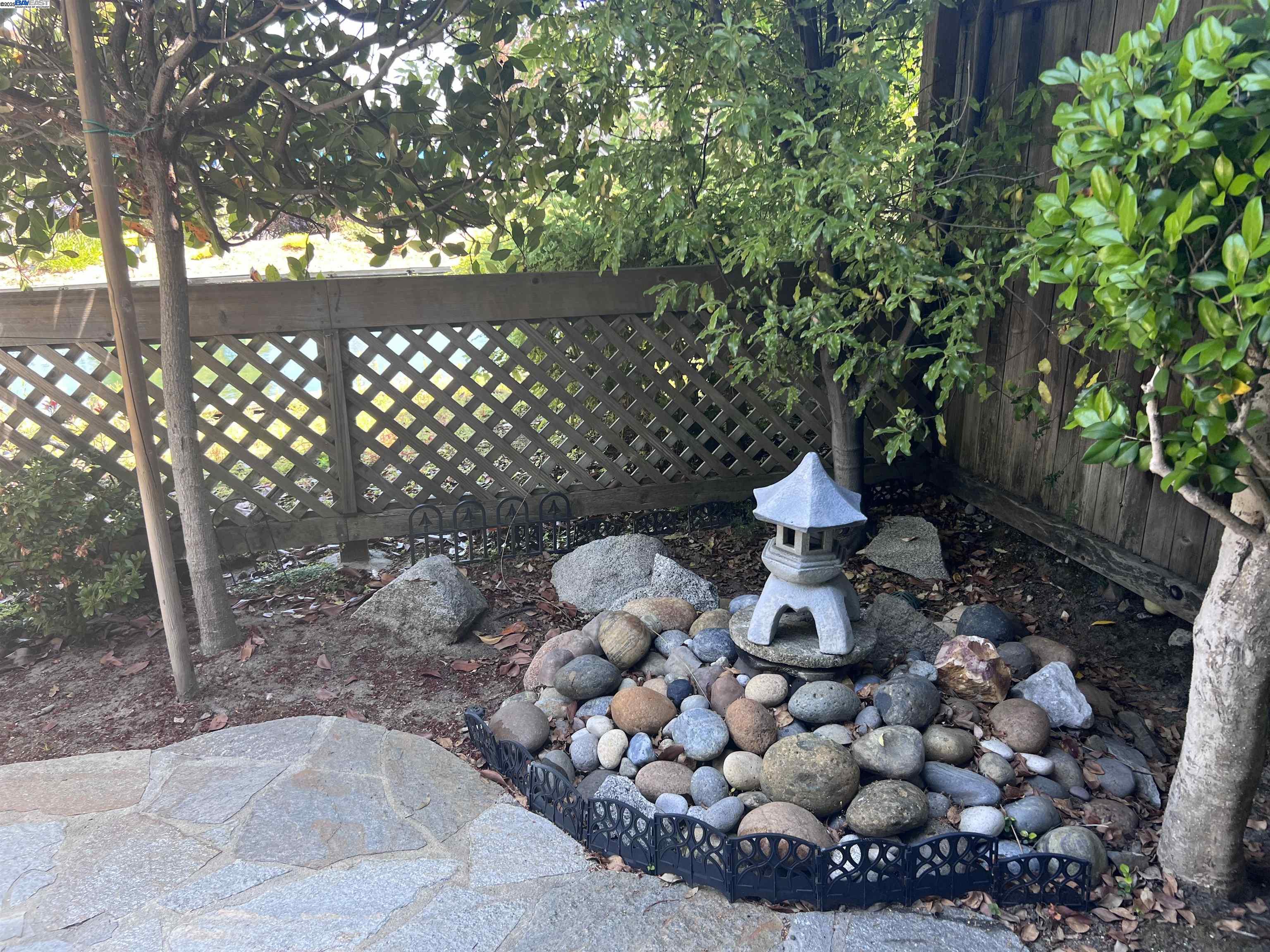 Alameda, California 94501, United States, 2 Bedrooms Bedrooms, ,2 BathroomsBathrooms,Residential,Pending,163728