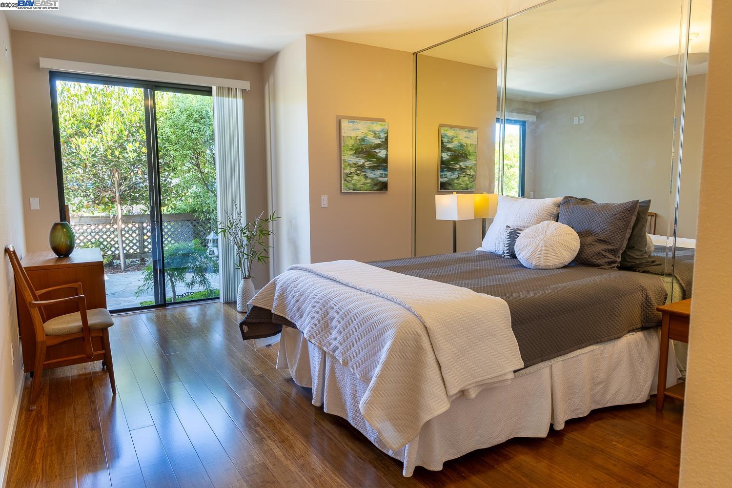 Alameda, California 94501, United States, 2 Bedrooms Bedrooms, ,2 BathroomsBathrooms,Residential,Pending,163728