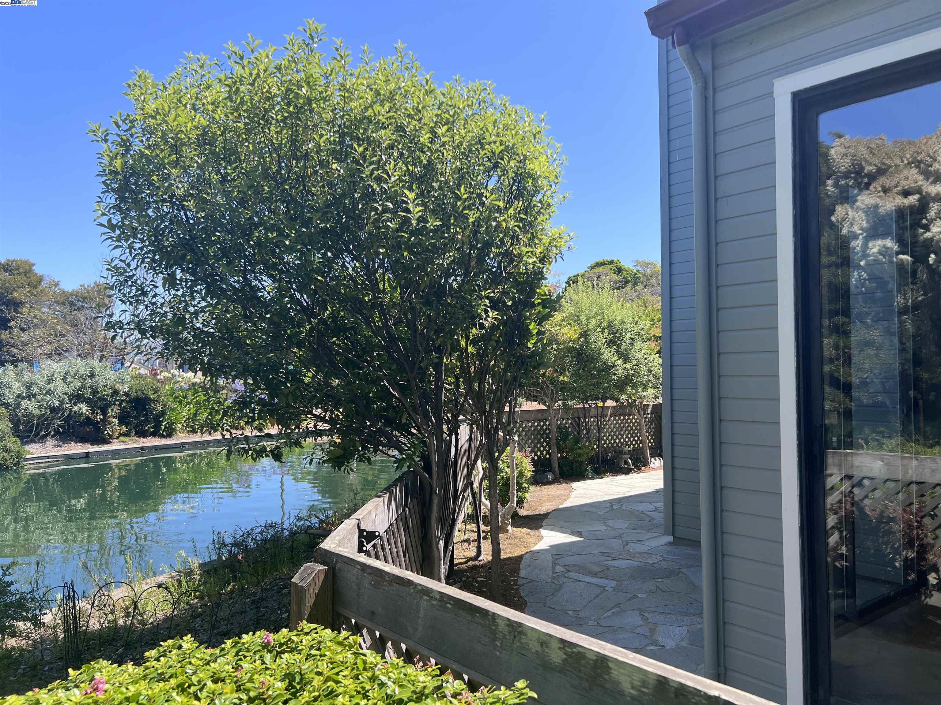 Alameda, California 94501, United States, 2 Bedrooms Bedrooms, ,2 BathroomsBathrooms,Residential,Pending,163728