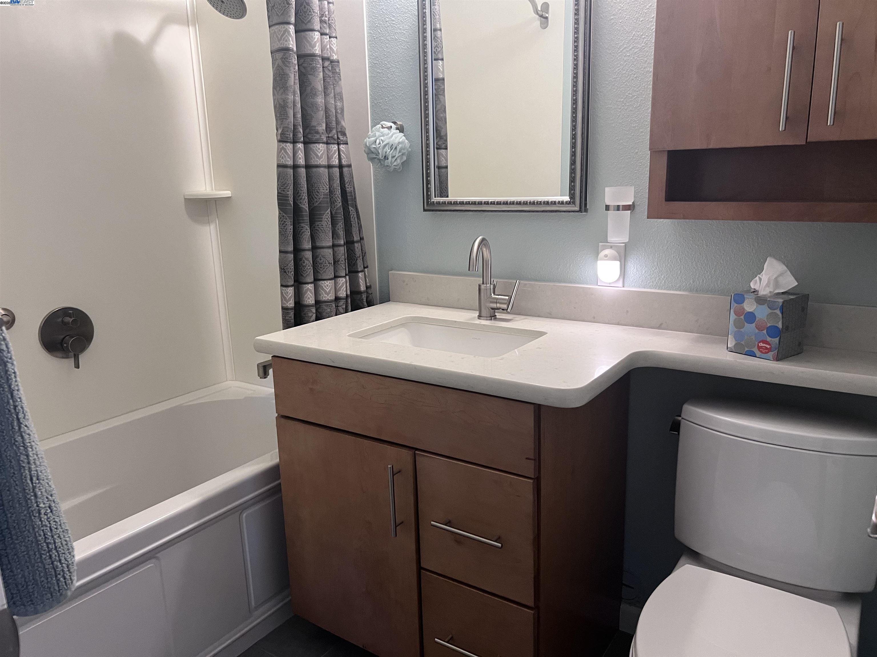 Alameda, California 94501, United States, 2 Bedrooms Bedrooms, ,2 BathroomsBathrooms,Residential,Pending,163728