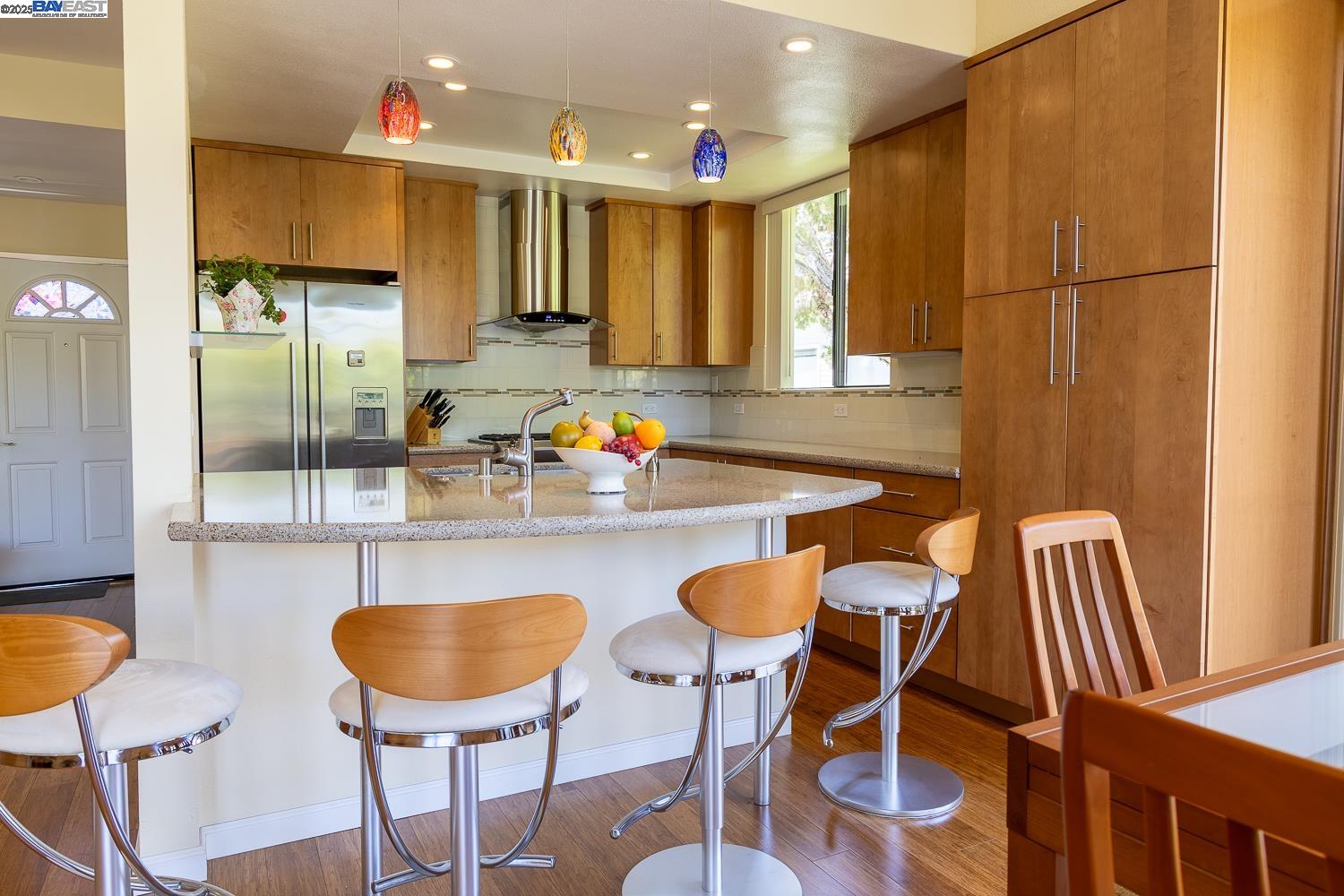 Alameda, California 94501, United States, 2 Bedrooms Bedrooms, ,2 BathroomsBathrooms,Residential,Pending,163728