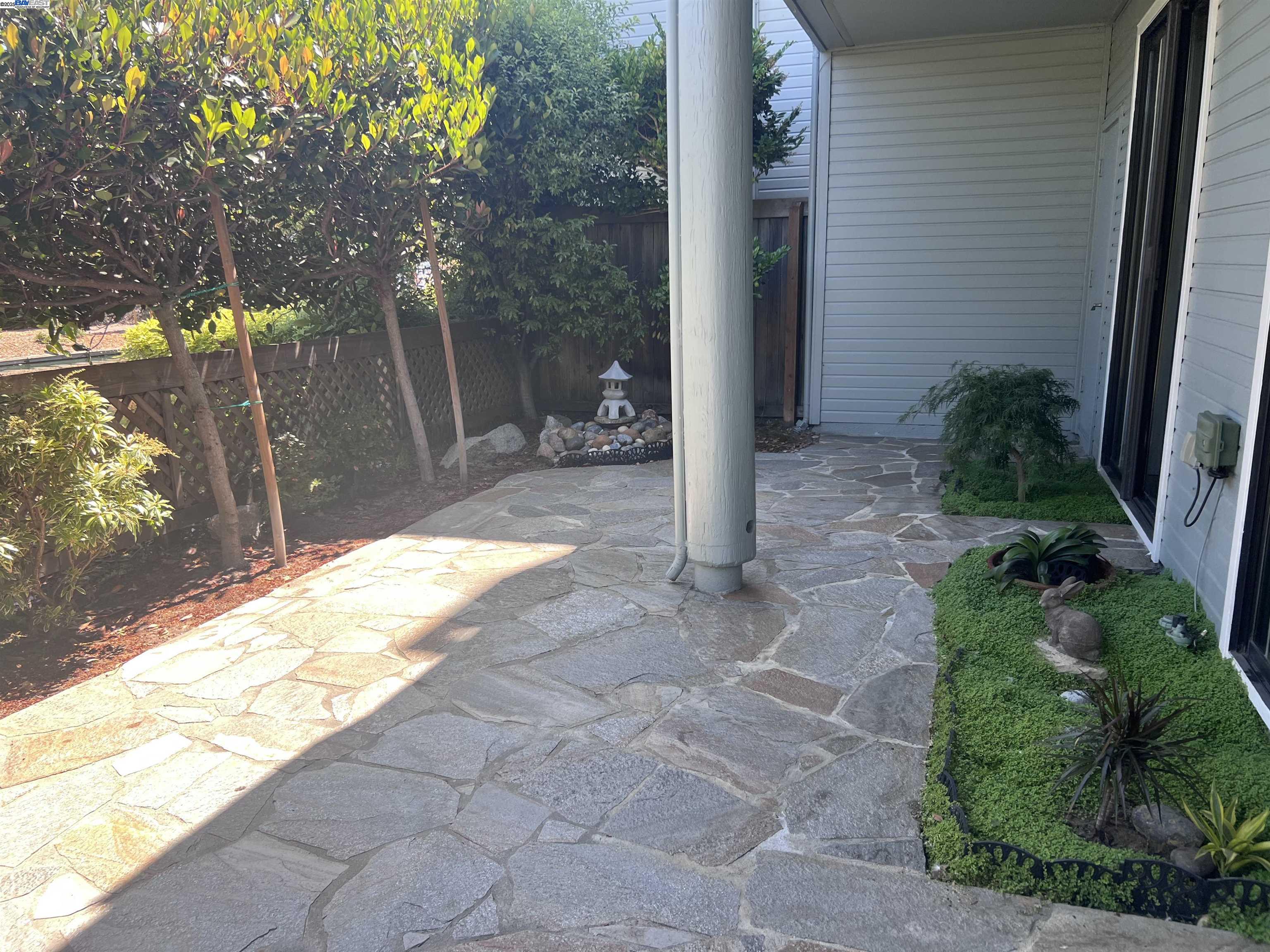 Alameda, California 94501, United States, 2 Bedrooms Bedrooms, ,2 BathroomsBathrooms,Residential,Pending,163728