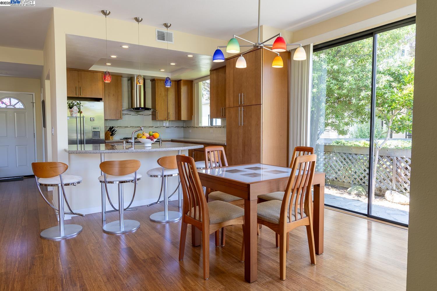 Alameda, California 94501, United States, 2 Bedrooms Bedrooms, ,2 BathroomsBathrooms,Residential,Pending,163728