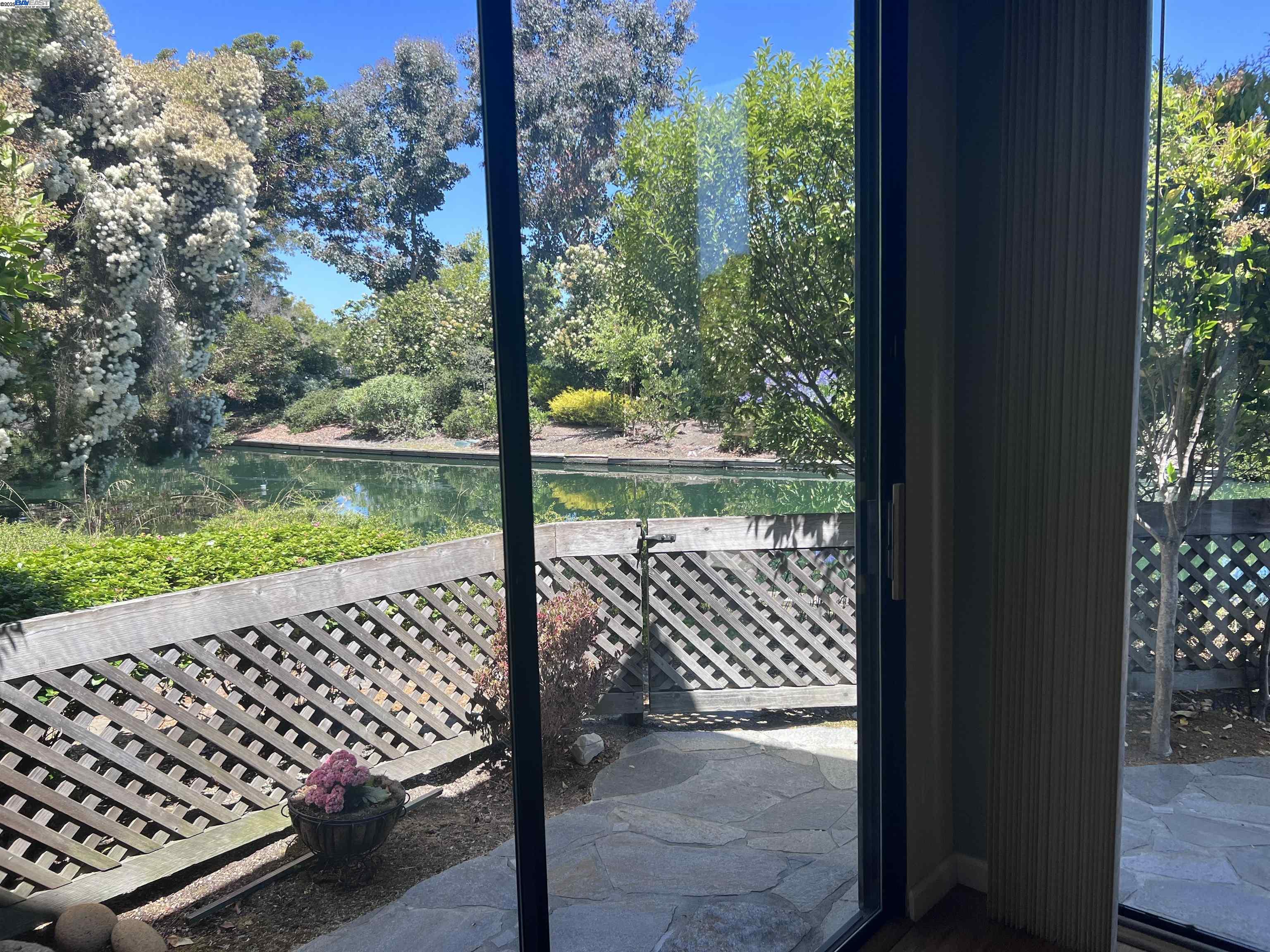 Alameda, California 94501, United States, 2 Bedrooms Bedrooms, ,2 BathroomsBathrooms,Residential,Pending,163728