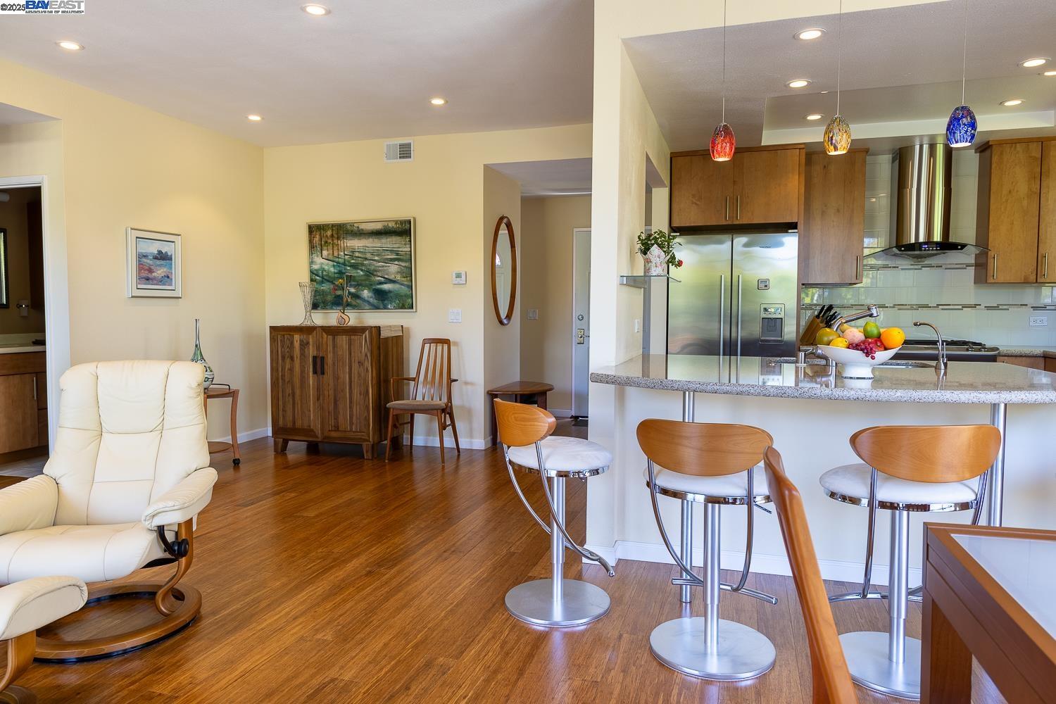 Alameda, California 94501, United States, 2 Bedrooms Bedrooms, ,2 BathroomsBathrooms,Residential,Pending,163728