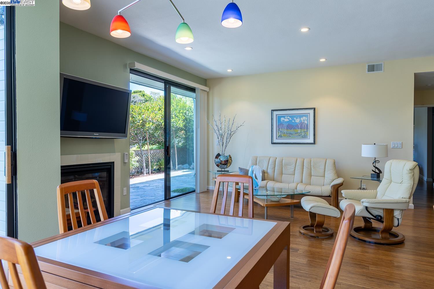 Alameda, California 94501, United States, 2 Bedrooms Bedrooms, ,2 BathroomsBathrooms,Residential,Pending,163728