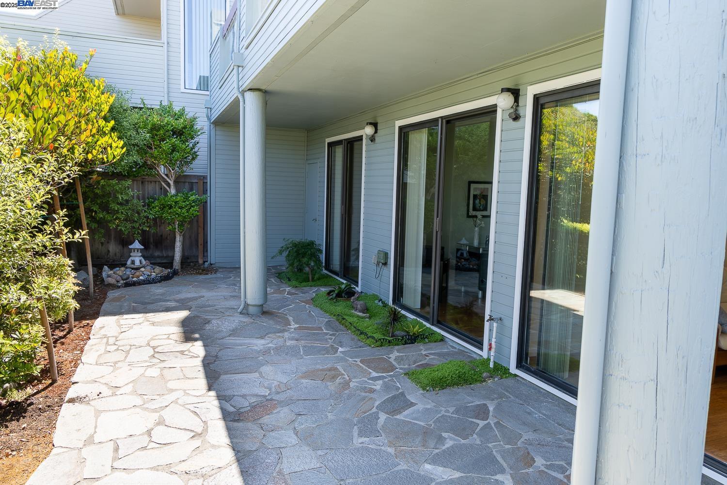 Alameda, California 94501, United States, 2 Bedrooms Bedrooms, ,2 BathroomsBathrooms,Residential,Pending,163728