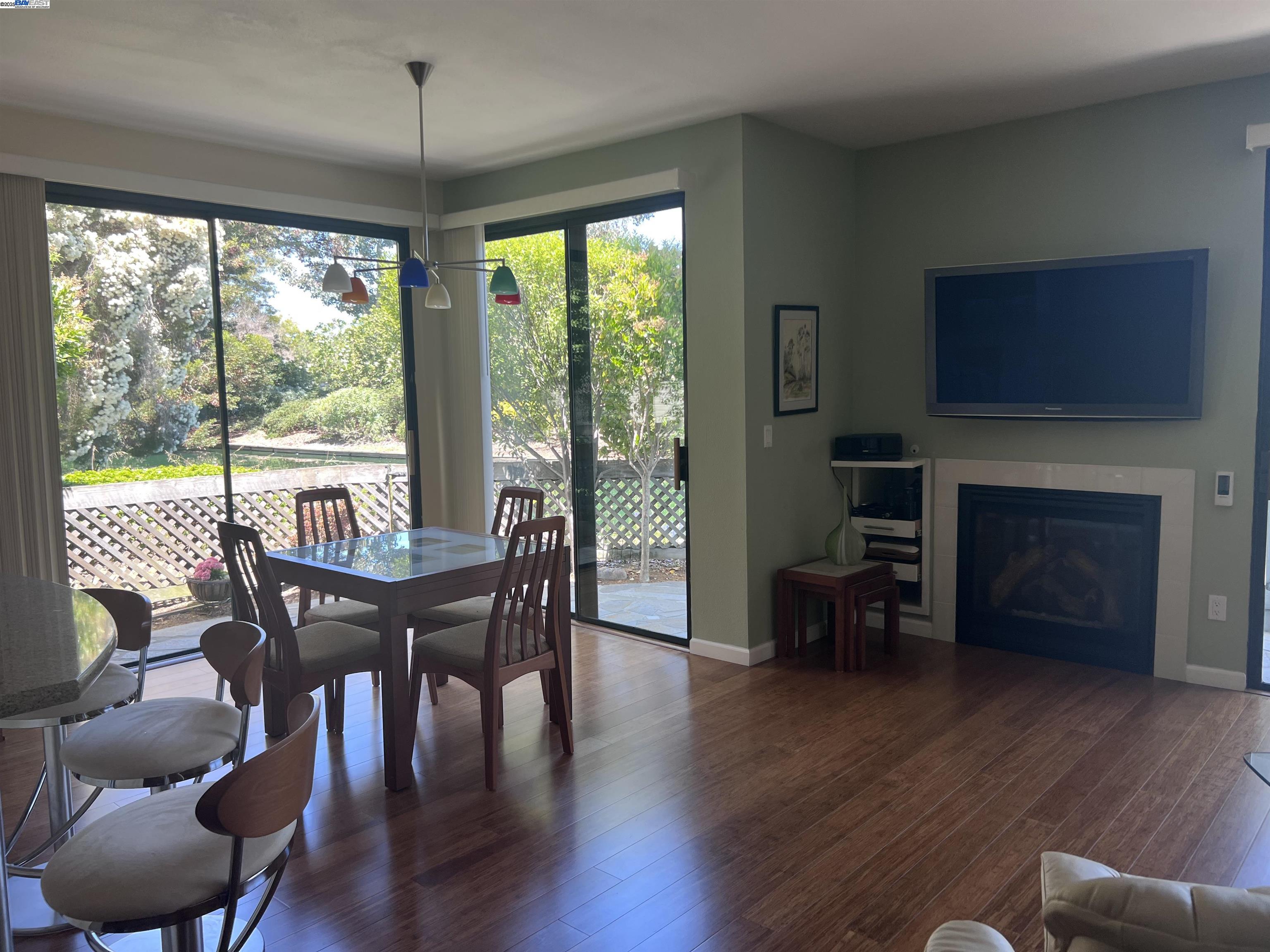 Alameda, California 94501, United States, 2 Bedrooms Bedrooms, ,2 BathroomsBathrooms,Residential,Pending,163728