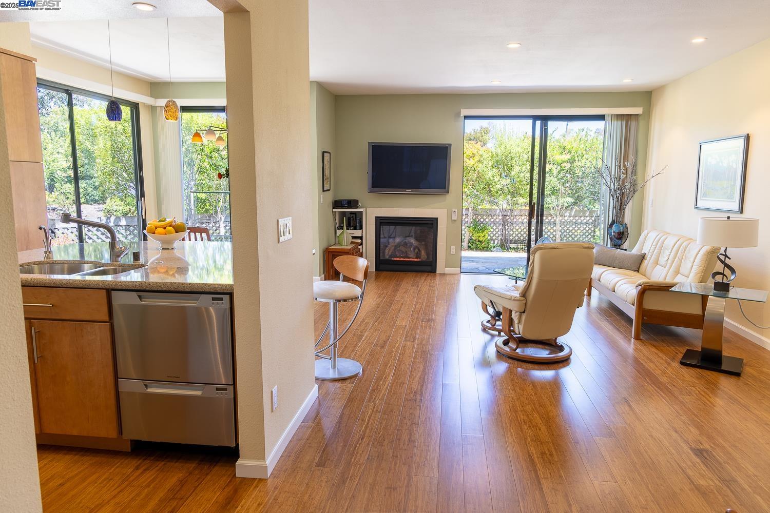 Alameda, California 94501, United States, 2 Bedrooms Bedrooms, ,2 BathroomsBathrooms,Residential,Pending,163728