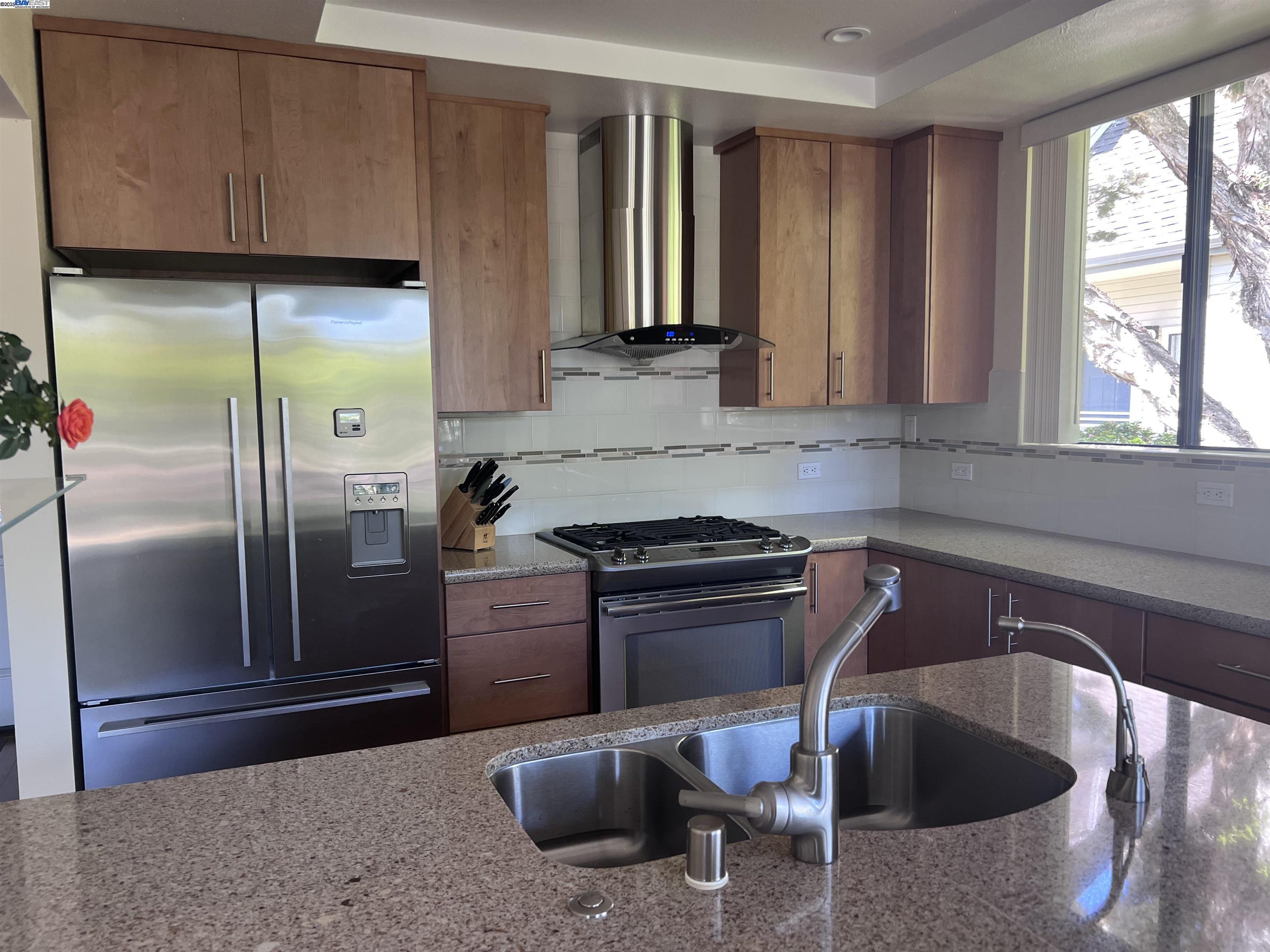 Alameda, California 94501, United States, 2 Bedrooms Bedrooms, ,2 BathroomsBathrooms,Residential,Pending,163728