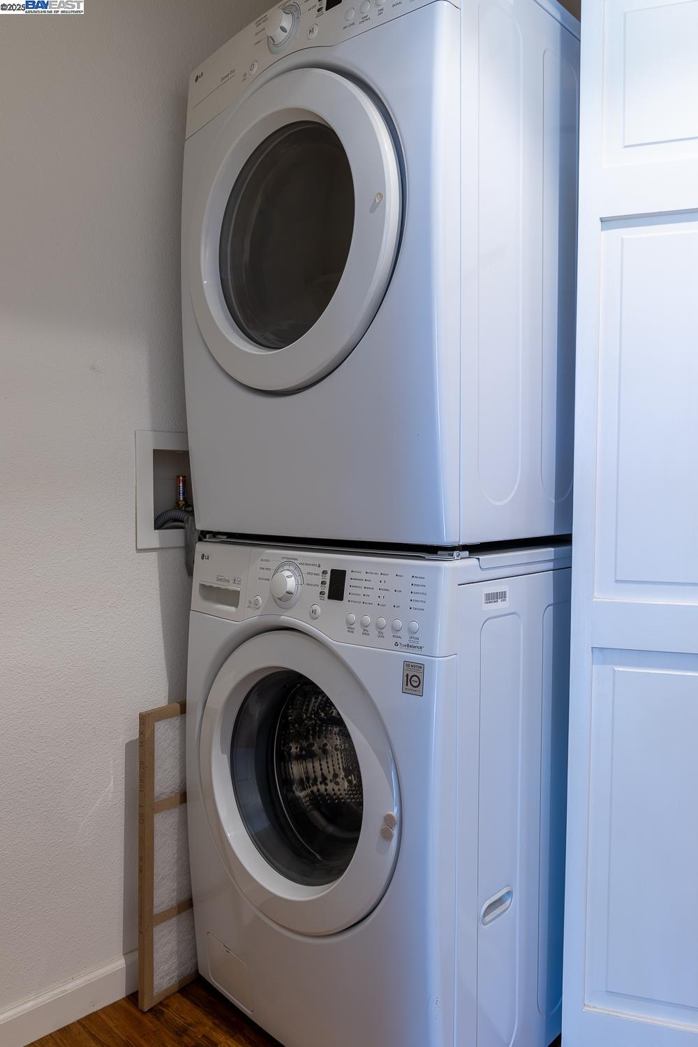 Alameda, California 94501, United States, 2 Bedrooms Bedrooms, ,2 BathroomsBathrooms,Residential,Pending,163728