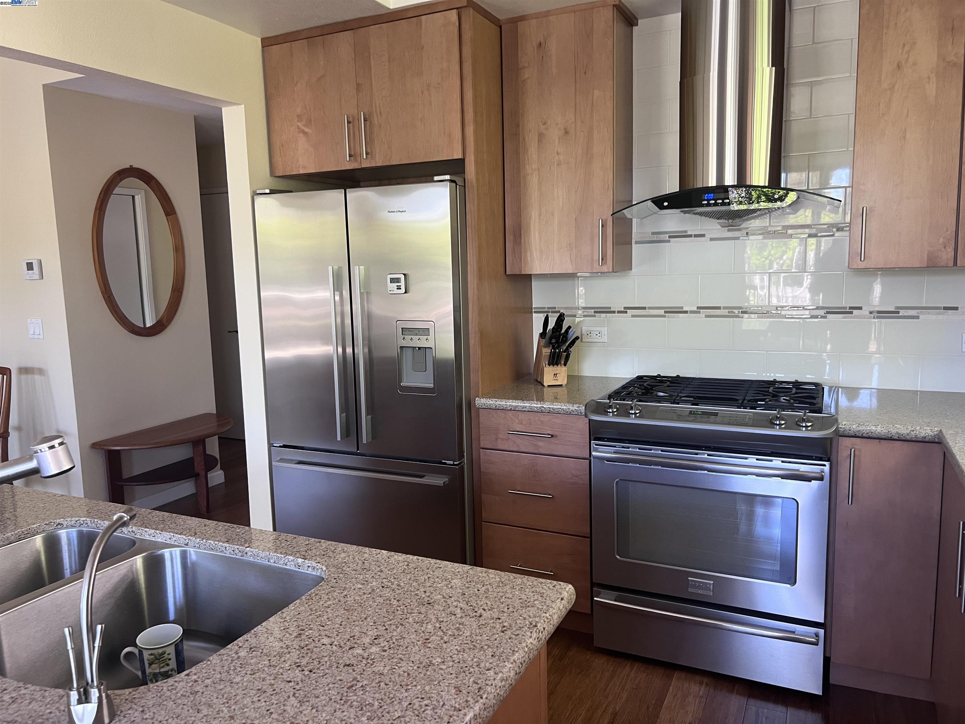 Alameda, California 94501, United States, 2 Bedrooms Bedrooms, ,2 BathroomsBathrooms,Residential,Pending,163728