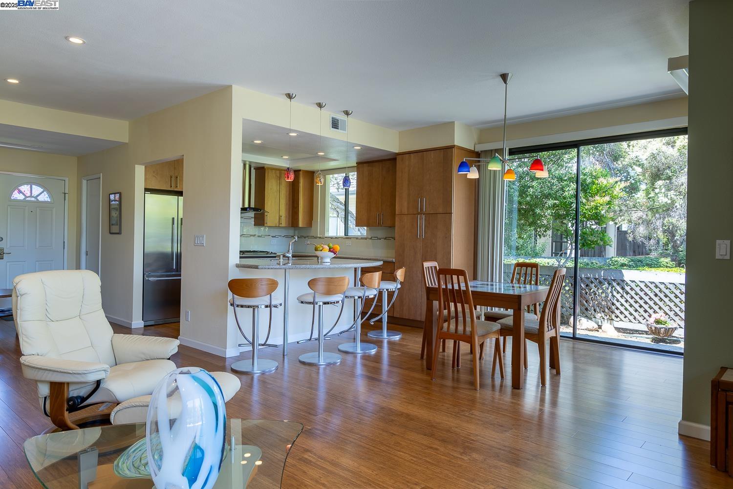 Alameda, California 94501, United States, 2 Bedrooms Bedrooms, ,2 BathroomsBathrooms,Residential,Pending,163728