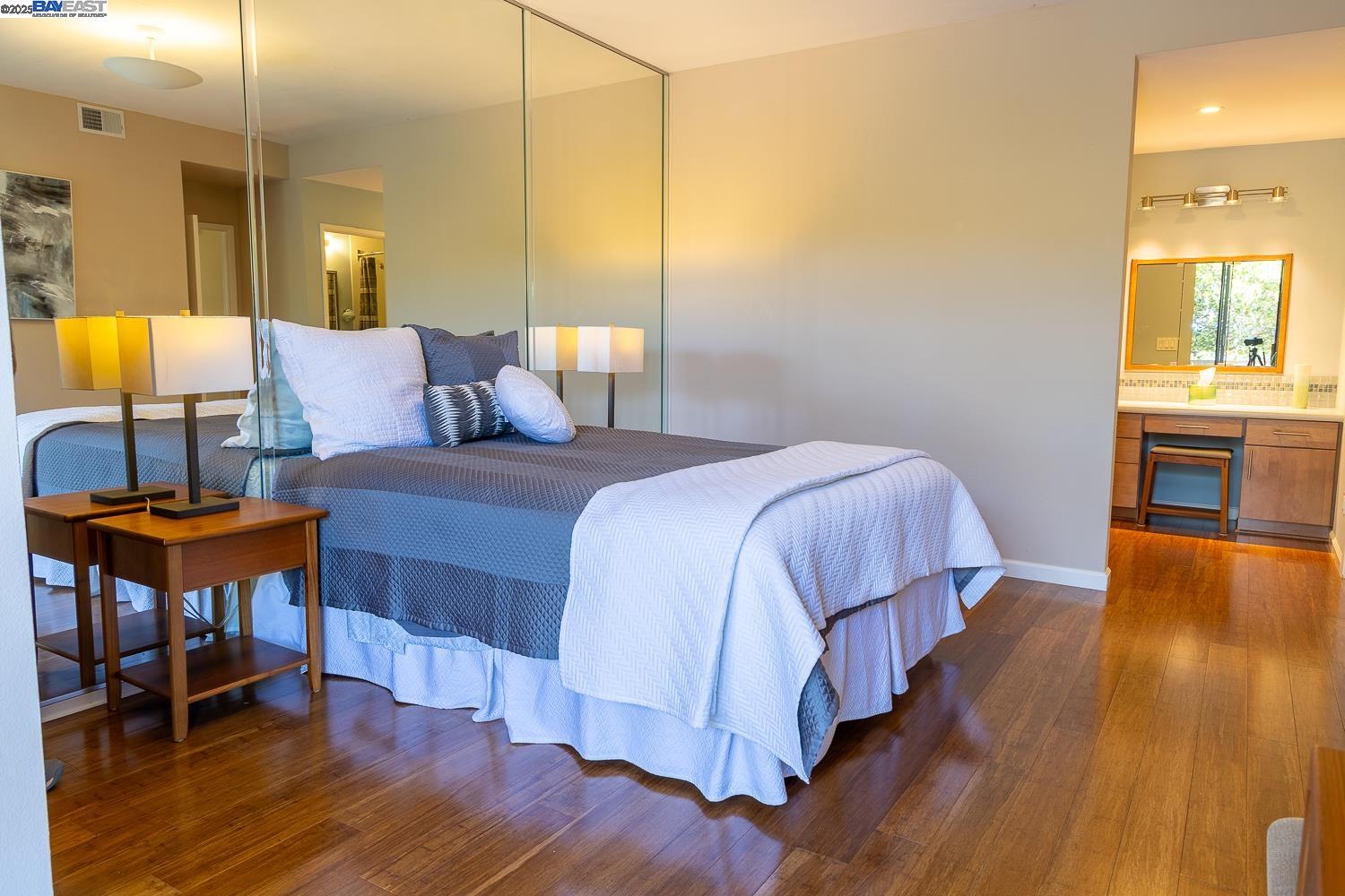 Alameda, California 94501, United States, 2 Bedrooms Bedrooms, ,2 BathroomsBathrooms,Residential,Pending,163728